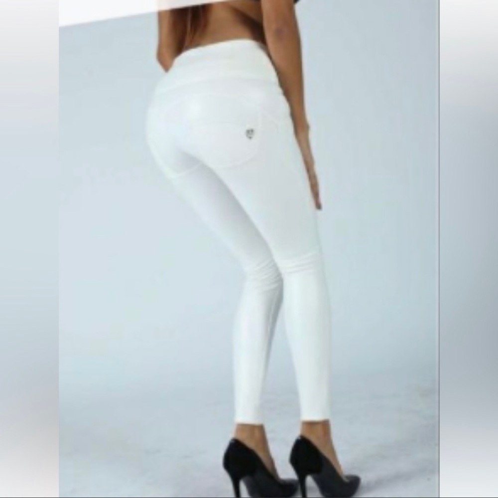 Best Yoga Store Hiney Trainer Leggings-Pants. Size 4 (S). White. EUC